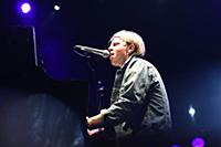 Молодой британский певец Том Оделл (Tom Odell) выс