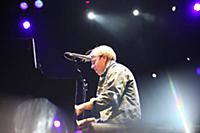 Молодой британский певец Том Оделл (Tom Odell) выс