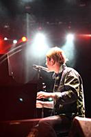 Молодой британский певец Том Оделл (Tom Odell) выс