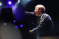 Молодой британский певец Том Оделл (Tom Odell) выс