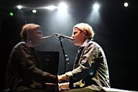 Молодой британский певец Том Оделл (Tom Odell) выс