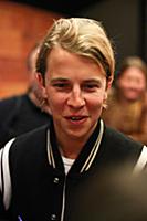 Молодой британский певец Том Оделл (Tom Odell) выс