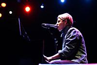 Молодой британский певец Том Оделл (Tom Odell) выс