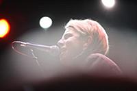 Молодой британский певец Том Оделл (Tom Odell) выс