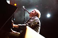 Молодой британский певец Том Оделл (Tom Odell) выс