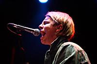 Молодой британский певец Том Оделл (Tom Odell) выс