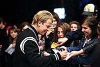 Молодой британский певец Том Оделл (Tom Odell) выс