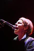 Молодой британский певец Том Оделл (Tom Odell) выс