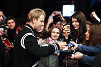 Молодой британский певец Том Оделл (Tom Odell) выс