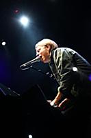 Молодой британский певец Том Оделл (Tom Odell) выс