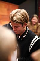 Молодой британский певец Том Оделл (Tom Odell) выс