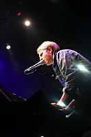 Молодой британский певец Том Оделл (Tom Odell) выс