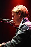 Молодой британский певец Том Оделл (Tom Odell) выс