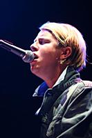 Молодой британский певец Том Оделл (Tom Odell) выс