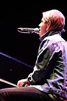 Молодой британский певец Том Оделл (Tom Odell) выс