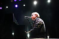 Молодой британский певец Том Оделл (Tom Odell) выс