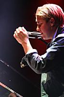 Молодой британский певец Том Оделл (Tom Odell) выс