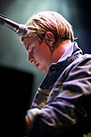 Молодой британский певец Том Оделл (Tom Odell) выс