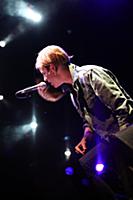Молодой британский певец Том Оделл (Tom Odell) выс