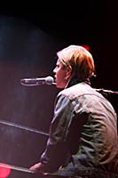 Молодой британский певец Том Оделл (Tom Odell) выс