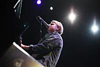 Молодой британский певец Том Оделл (Tom Odell) выс
