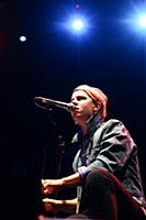 Молодой британский певец Том Оделл (Tom Odell) выс