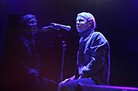 Молодой британский певец Том Оделл (Tom Odell) выс