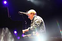 Молодой британский певец Том Оделл (Tom Odell) выс