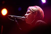 Молодой британский певец Том Оделл (Tom Odell) выс