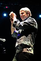Молодой британский певец Том Оделл (Tom Odell) выс