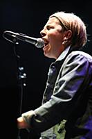 Молодой британский певец Том Оделл (Tom Odell) выс