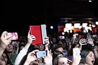 Молодой британский певец Том Оделл (Tom Odell) выс