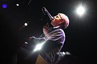 Молодой британский певец Том Оделл (Tom Odell) выс