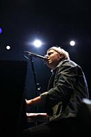 Молодой британский певец Том Оделл (Tom Odell) выс