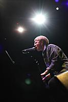 Молодой британский певец Том Оделл (Tom Odell) выс