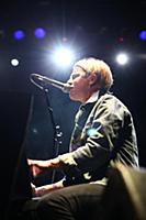 Молодой британский певец Том Оделл (Tom Odell) выс