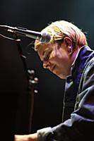 Молодой британский певец Том Оделл (Tom Odell) выс