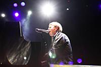 Молодой британский певец Том Оделл (Tom Odell) выс