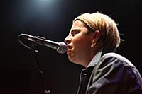Молодой британский певец Том Оделл (Tom Odell) выс