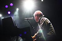 Молодой британский певец Том Оделл (Tom Odell) выс