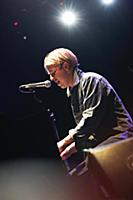 Молодой британский певец Том Оделл (Tom Odell) выс