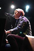 Молодой британский певец Том Оделл (Tom Odell) выс