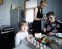 Таня с подругой и очкой, Светой, на кухне. Магадан