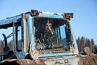 Тракторист за работой. Костромская область, Россия