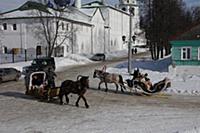 Катание на санных повозках. Суздаль, Россия. 08 ма