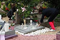 Хозяйки ухаживают за могилами своих бывших питомце