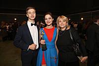 Елена Лядова с братом и мамой на премии «Золотой О