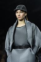Показ Issey Miyake осень/зима 2015-2016. Неделя мо