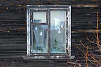 Окно с украшениями в деревянном доме. Побережье Бе