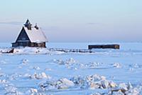Белое море зимой.Деревянная изба-декорация со съём